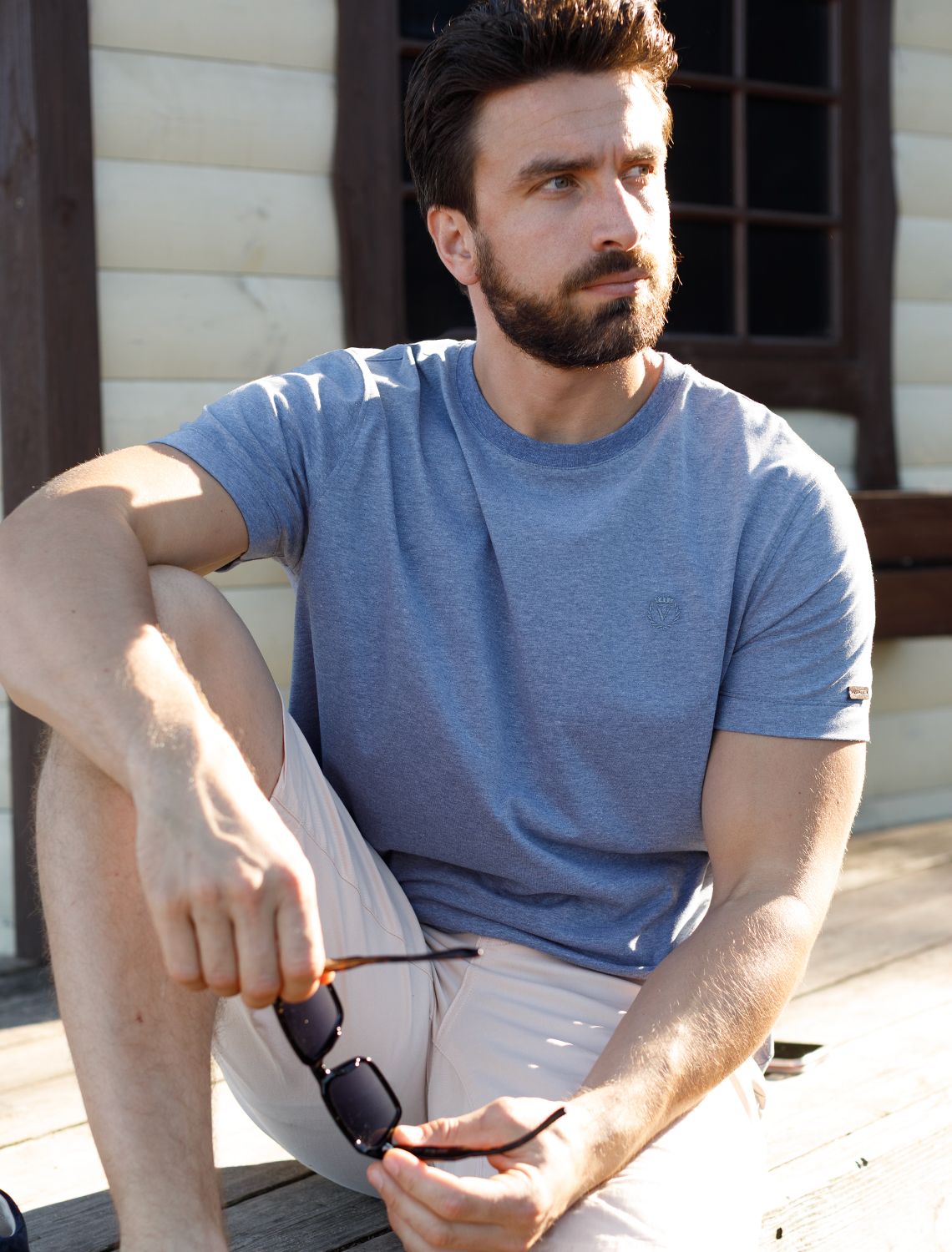 Базовая футболка с вышивкой