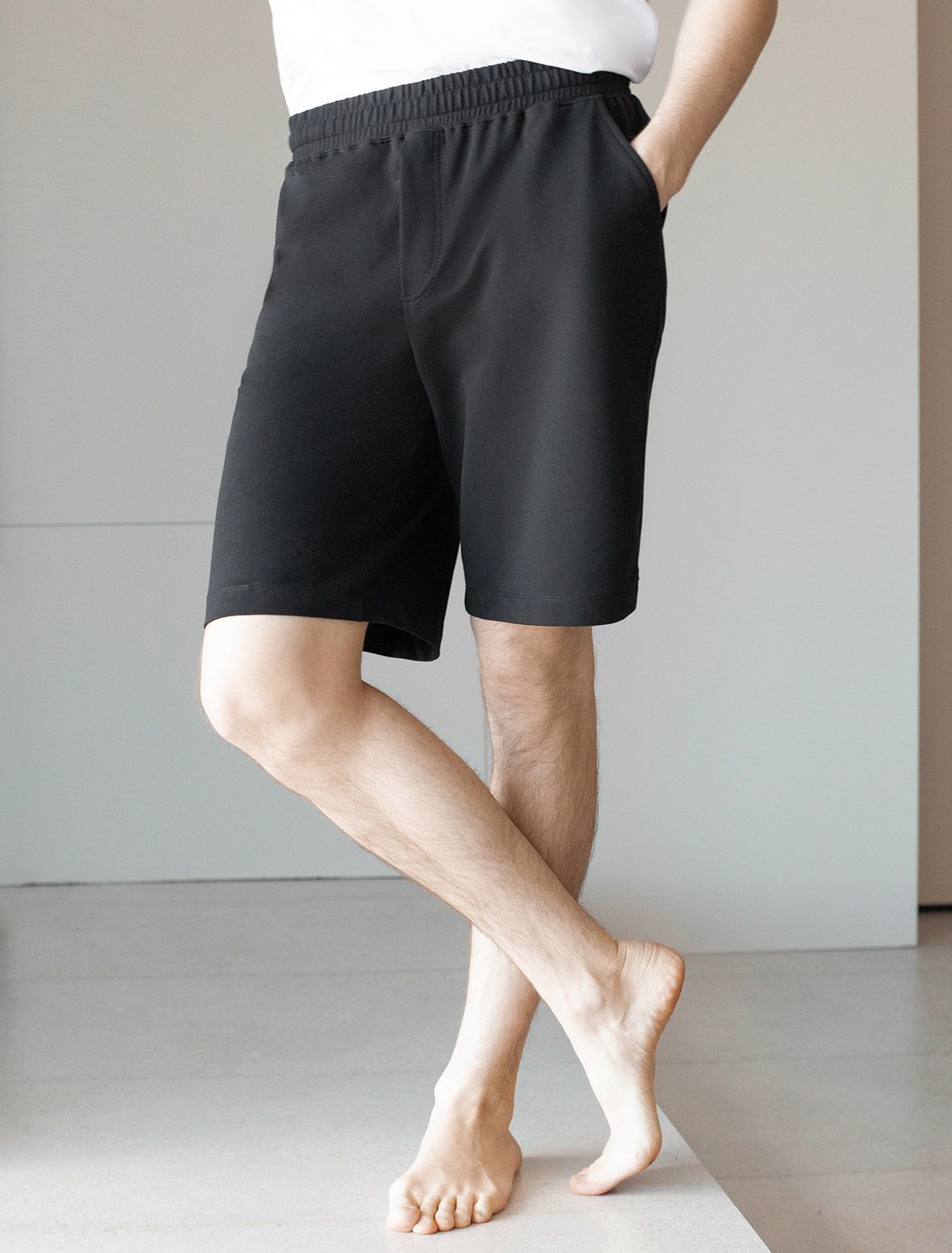 Шорты из тонкого футера с карманом на молнии