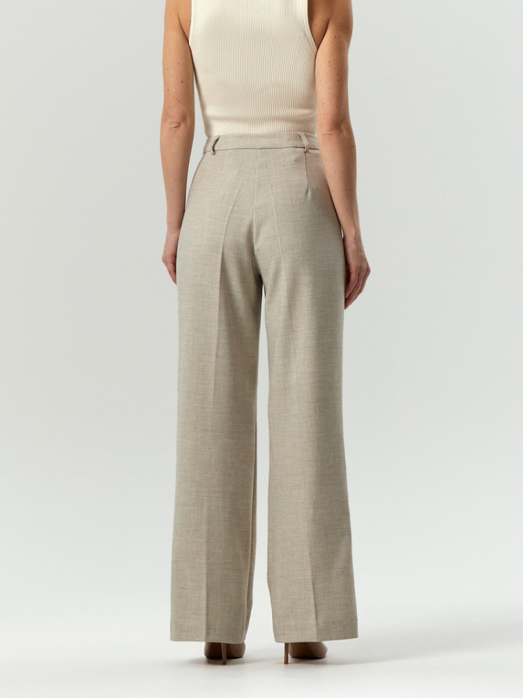 Брюки прямого кроя с защипами ,
92% полиэстер, 8% вискоза ,