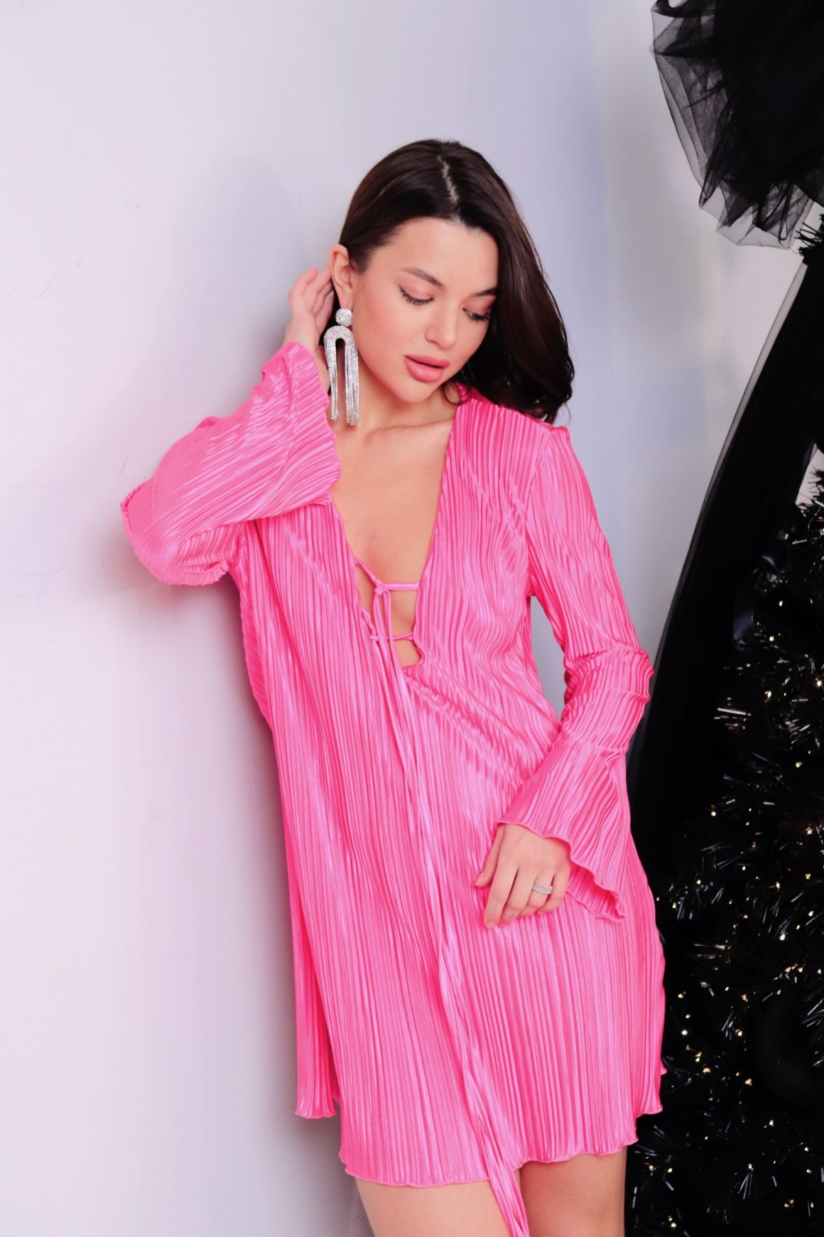 15285 Платье-мини гофре розовое с завязками (остаток: 46-48)