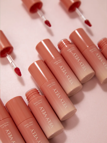 Ухаживающий блеск для губ Dewy Glow Lip Gloss 4 мл