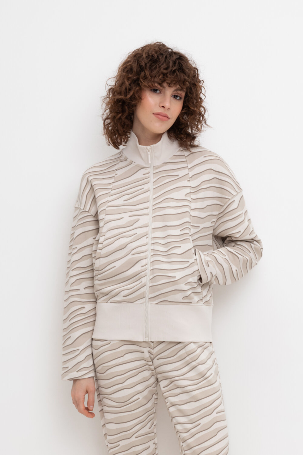 ст. цена3717руб.! VERY NEAT Жакет ЕВТ 3207матовый беж, 3Д зебра