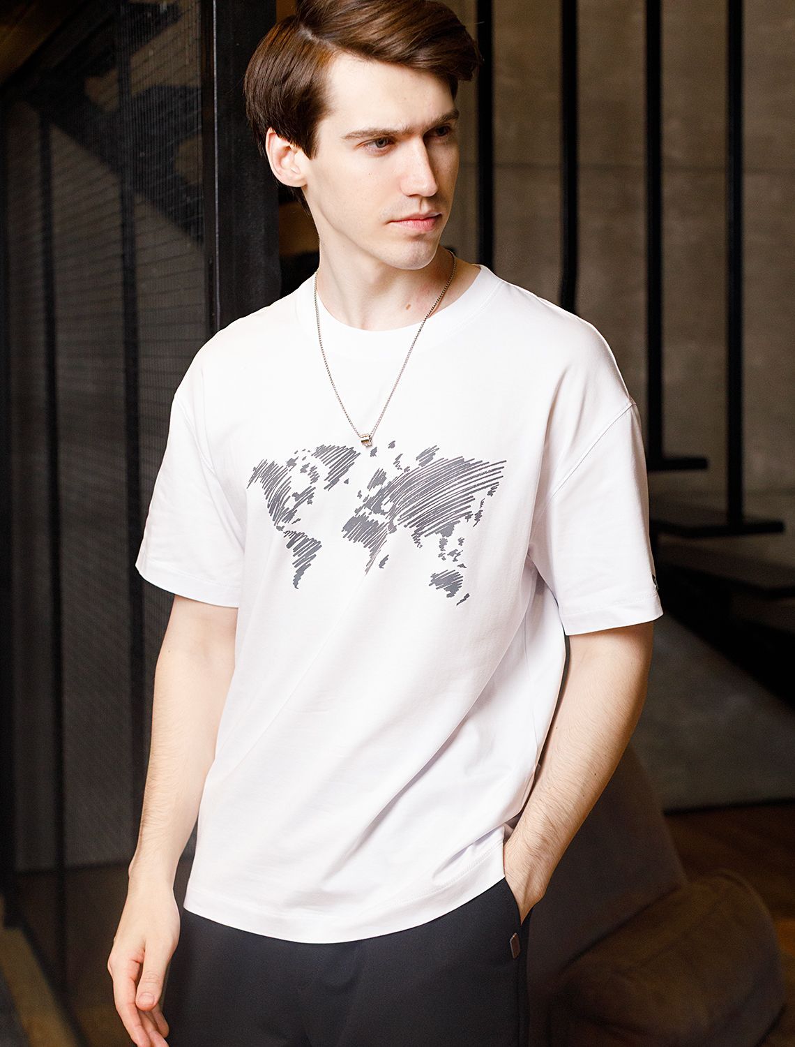 Свободная футболка с авторским принтом U49.048 белый_карта