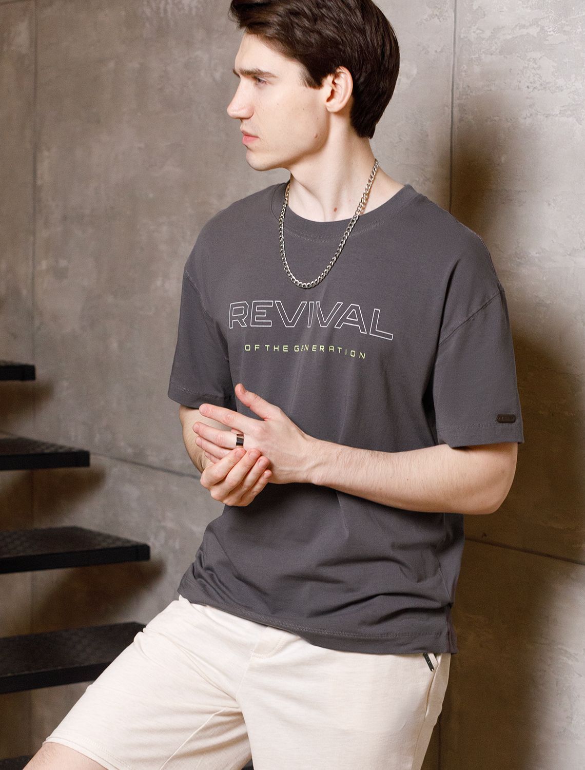 Свободная футболка с авторским принтом U49.048 серый_revival