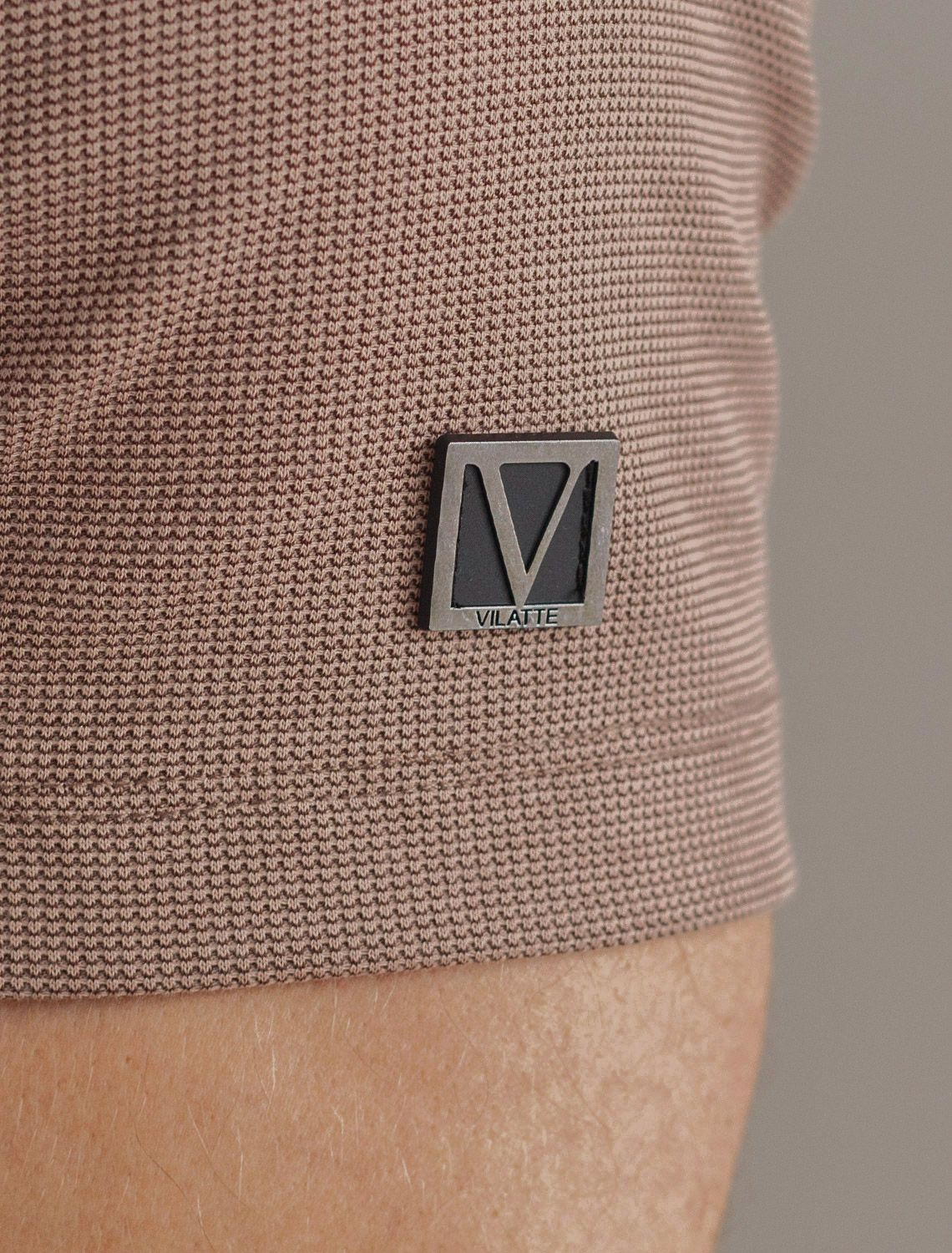 Футболка-поло из фактурного трикотажа U49.047 коричневый