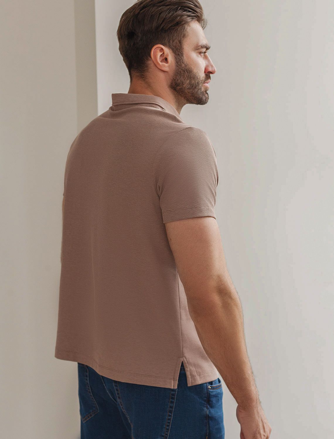 Футболка-поло из фактурного трикотажа U49.047 коричневый