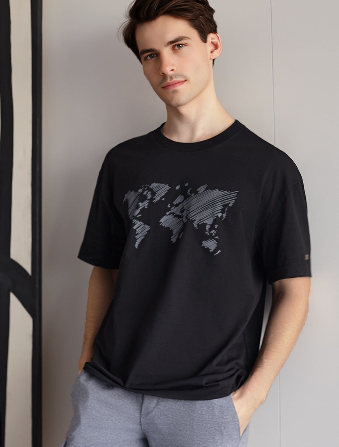 Свободная футболка с авторским принтом U49.048 черный_карта