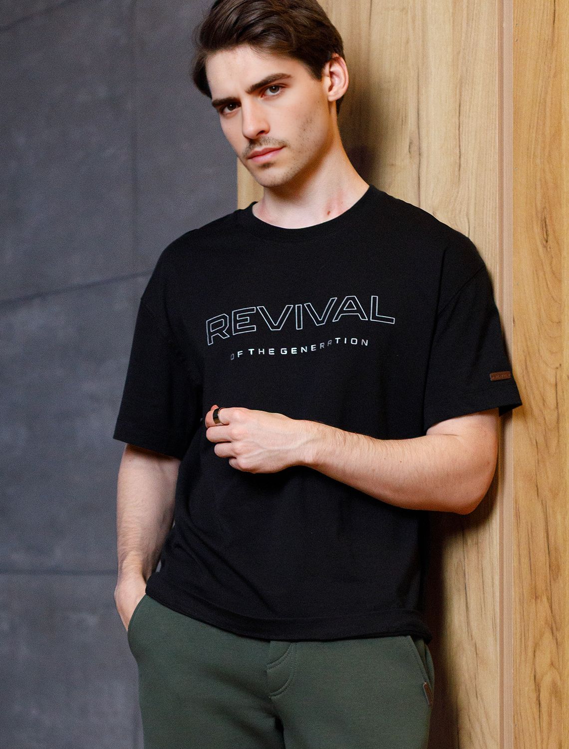 Свободная футболка с авторским принтом U49.048 черный_revival