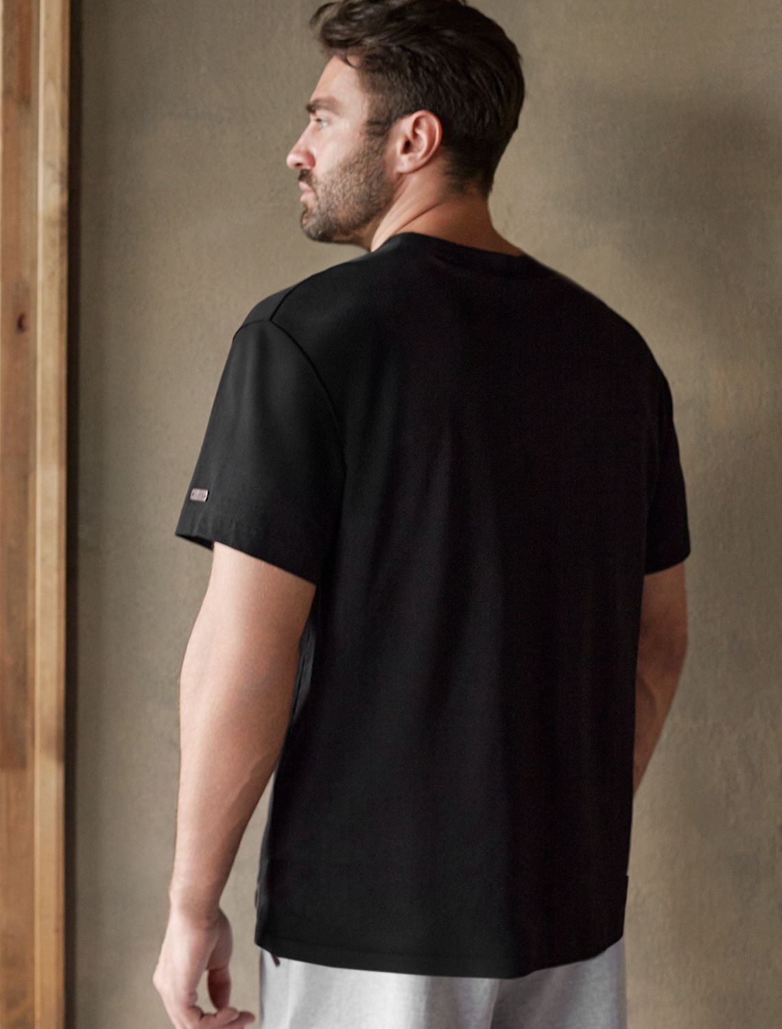 Свободная футболка с авторским принтом U49.048 черный_карта