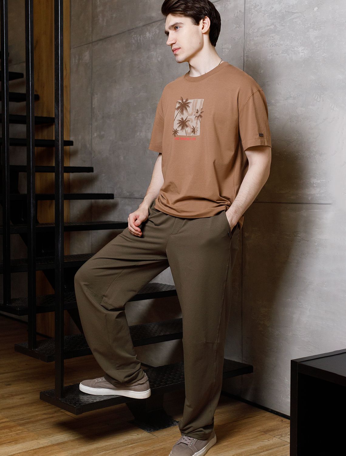 Свободная футболка с авторским принтом U49.048 коричневый_just