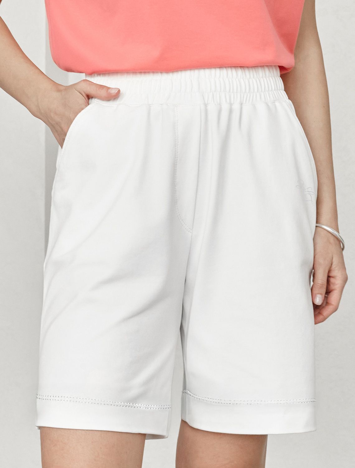 Шорты из тонкого премиального футера с эластаном D48.010 белый