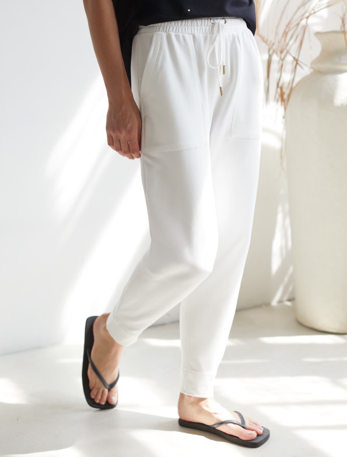 Брюки из тонкого премиального футера с эластаном D44.138 молочный