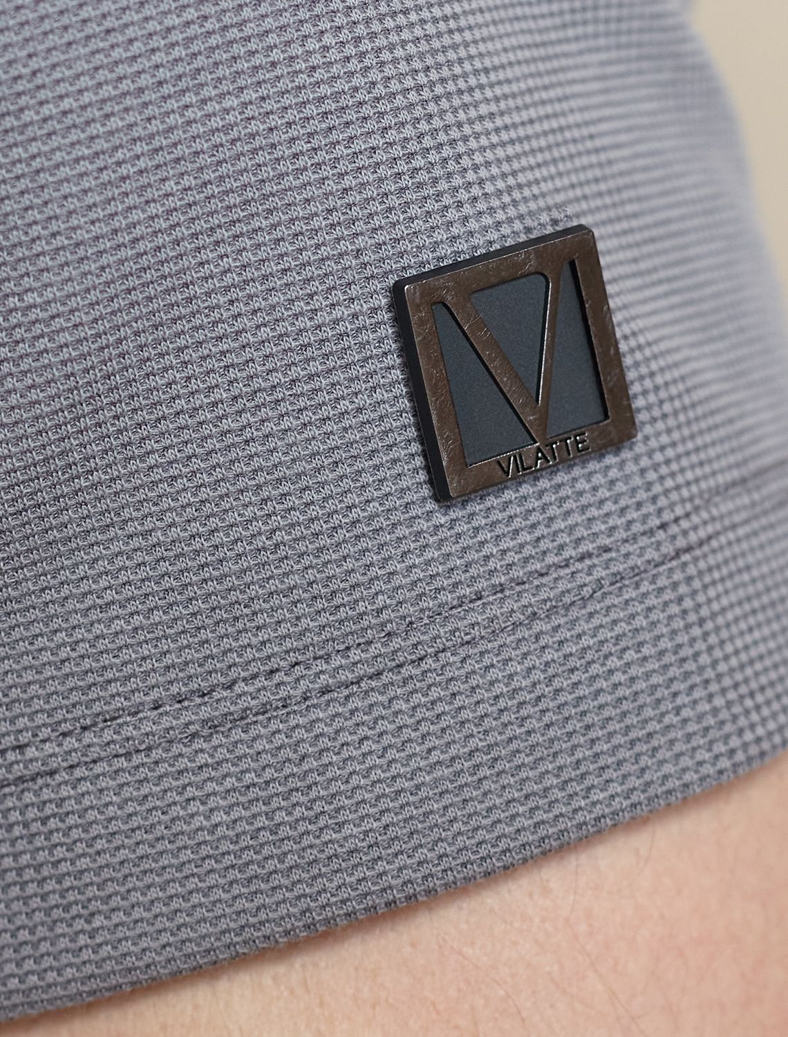 Футболка-поло из фактурного трикотажа U49.047 серый