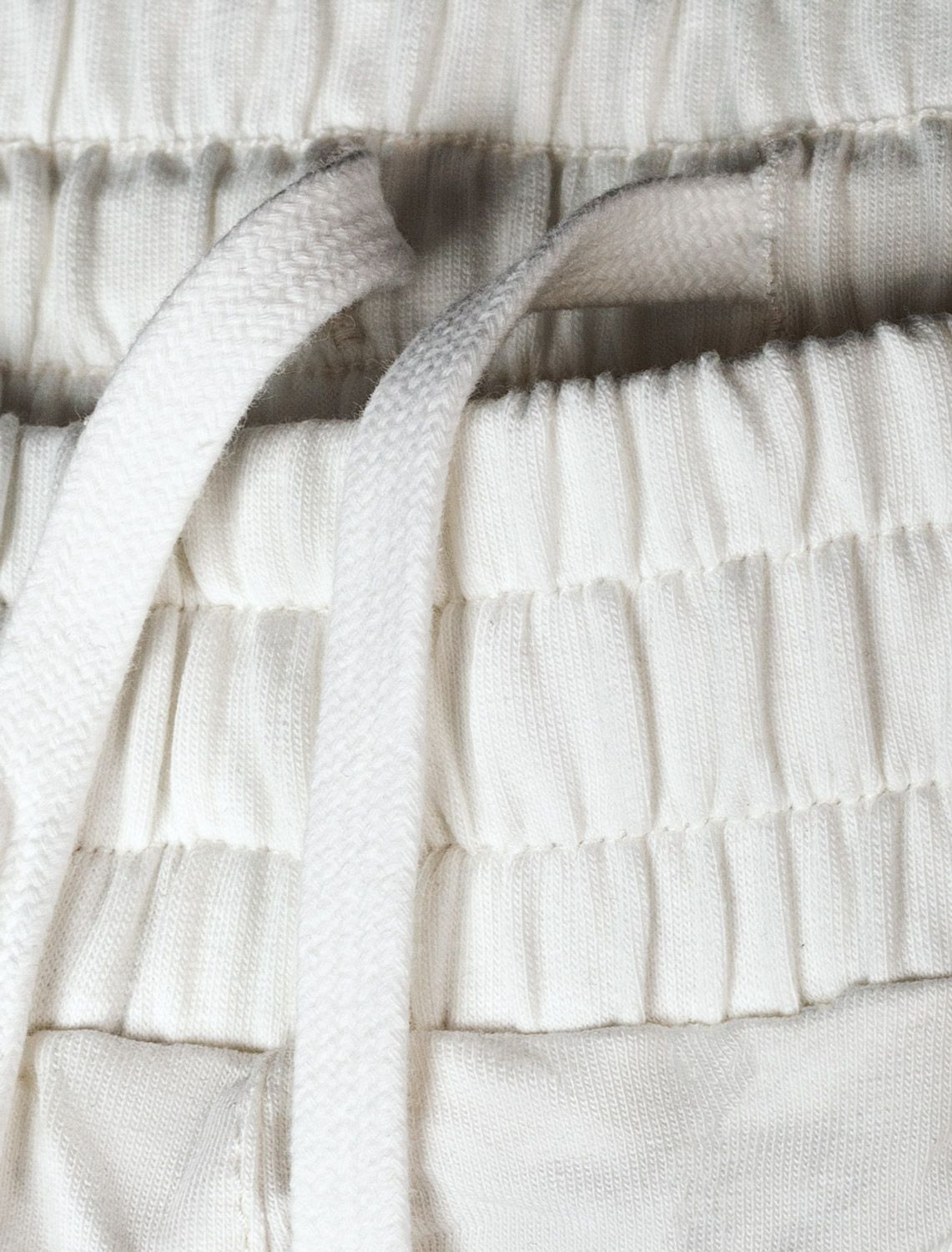 Шорты из тонкого премиального футера с эластаном D48.010 белый