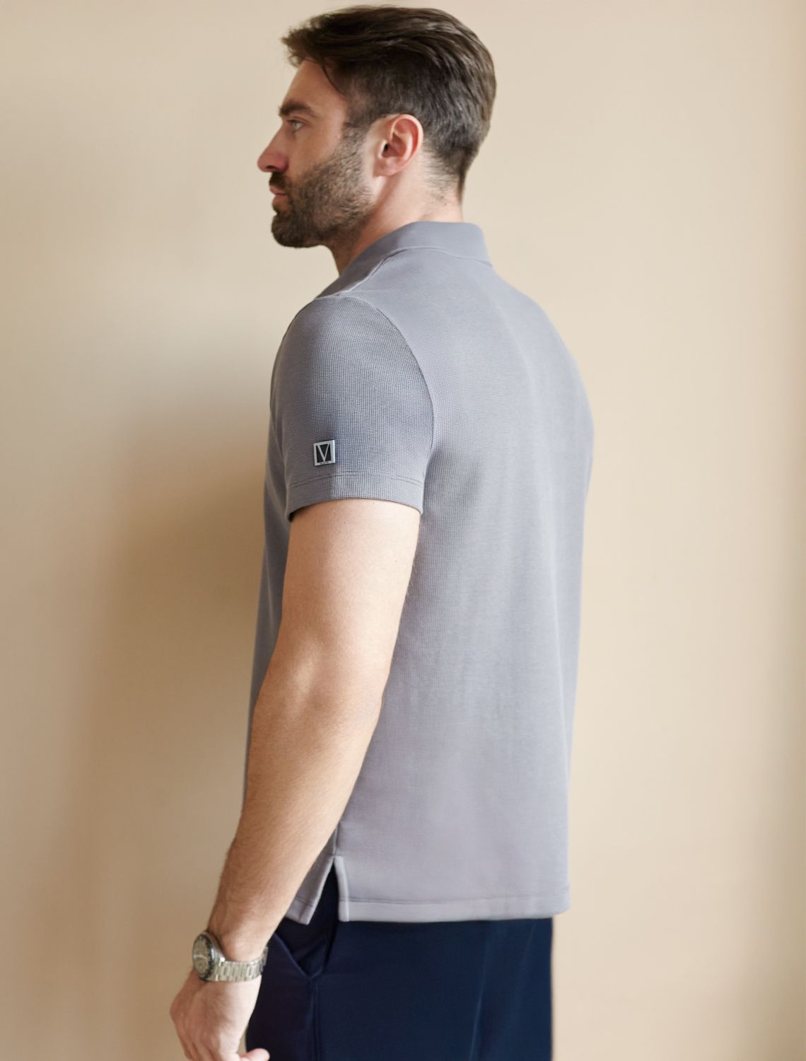 Футболка-поло из фактурного трикотажа U49.047 серый