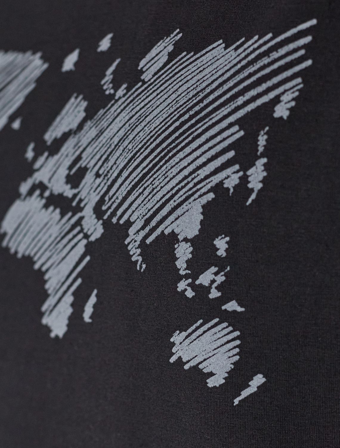 Свободная футболка с авторским принтом U49.048 черный_карта