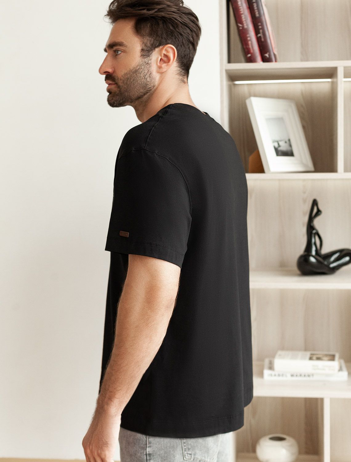 Свободная футболка с авторским принтом U49.048 черный_revival