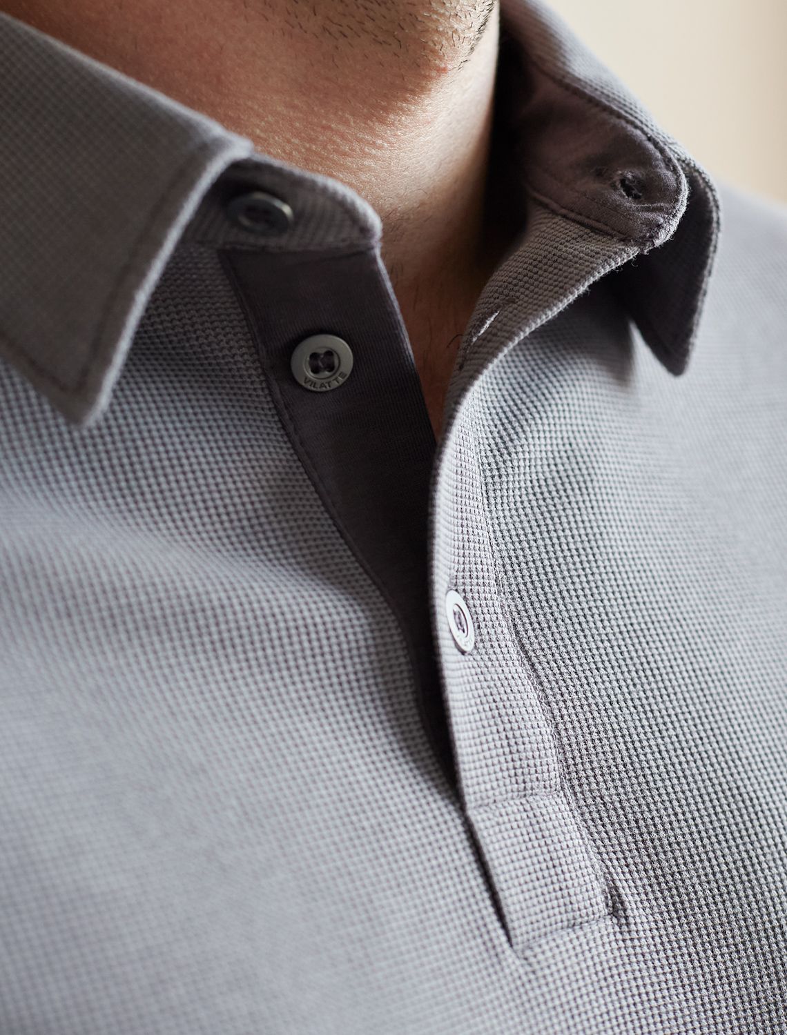 Футболка-поло из фактурного трикотажа U49.047 серый