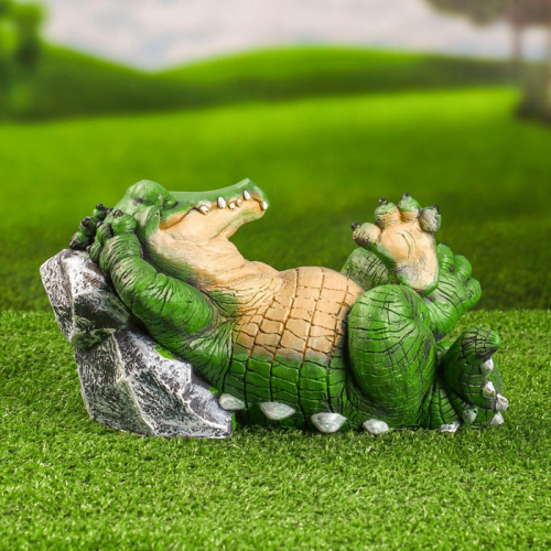 Садовая фигура из полистоуна «Крокодил у камня», 16×16×29 см