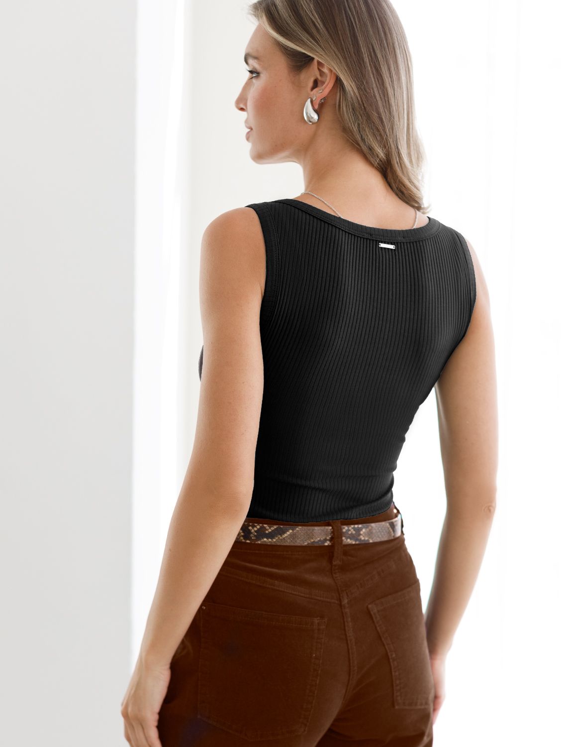 Топ из трикотажа в широкий рубчик D43.178 черный