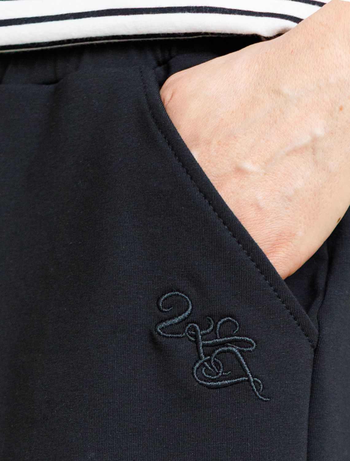 Шорты из тонкого премиального футера с эластаном D48.010 черный