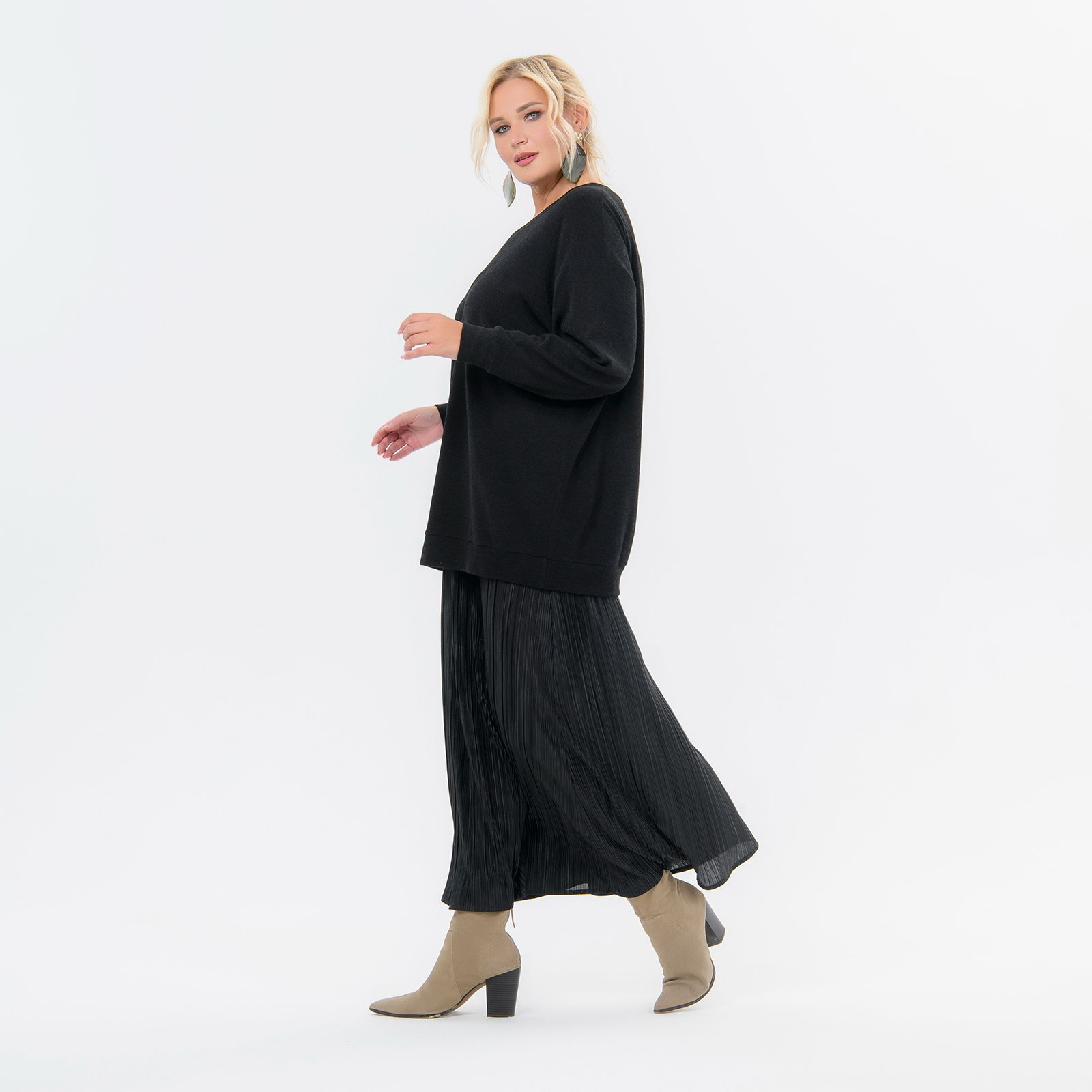 Юбка А - силуэта из плиссированной ткани черного цвета *