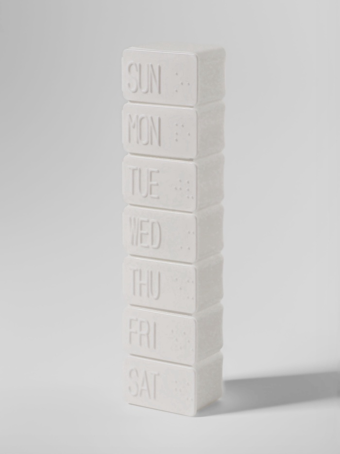 Таблетница «Ряд», английские буквы, 7 секций, 13 см × 3,5 см × 2,5 см, цвет белый