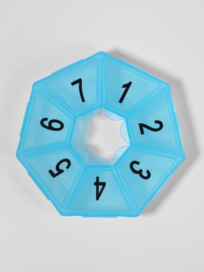 Таблетница «Цифры», 7,5 × 7,5 × 1,7 см, 7 секций, цвет МИКС