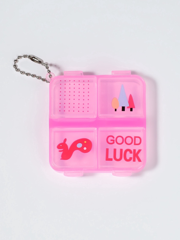 Таблетница «GOOD LUCK», с цепочкой, 6,5 × 6 × 1,5 см, 4 секции, цвет МИКС