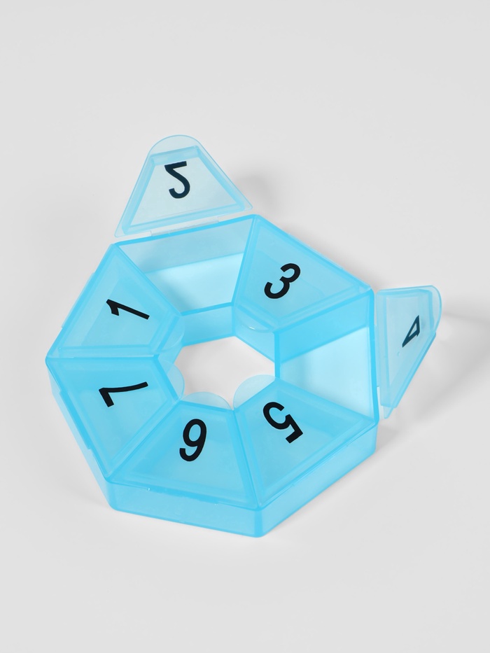 Таблетница «Цифры», 7,5 × 7,5 × 1,7 см, 7 секций, цвет МИКС