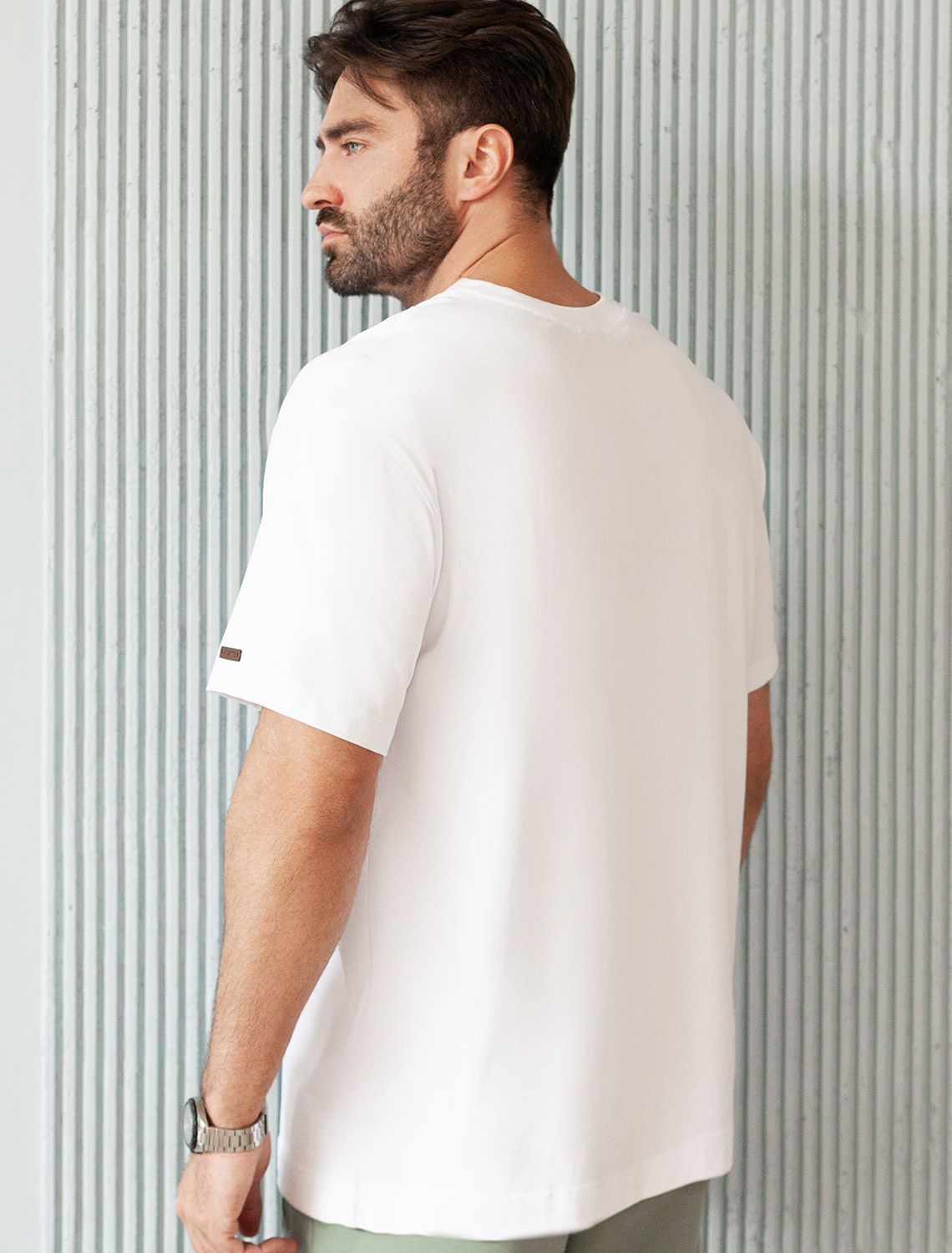 Свободная футболка с авторским принтом U49.048 белый_китовая акула