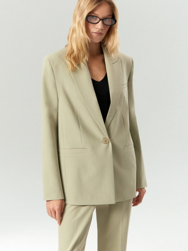 Однобортный жакет прямого кроя ,
76% полиэстер, 17% вискоза, 7% эластан ,