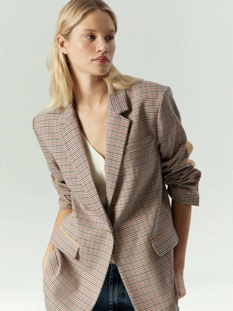 Однобортный жакет с замшевой вставкой ,
60% полиэстер, 37% вискоза, 3% эластан ,