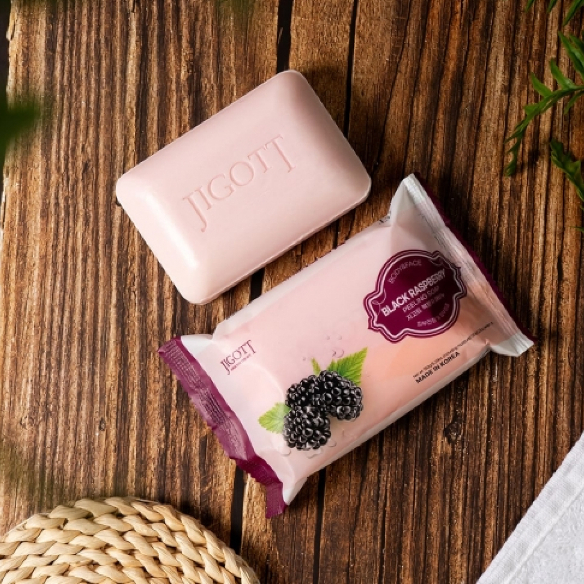 Jigott Мыло-скраб для лица и тела с экстрактом ежевики / Black Raspberry Scrub Soap, 150 г