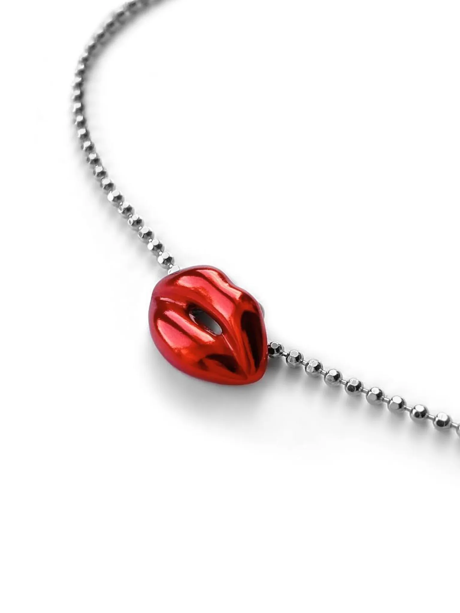 Серебряный браслет на цепочке на ногу «Поцелованная» red
