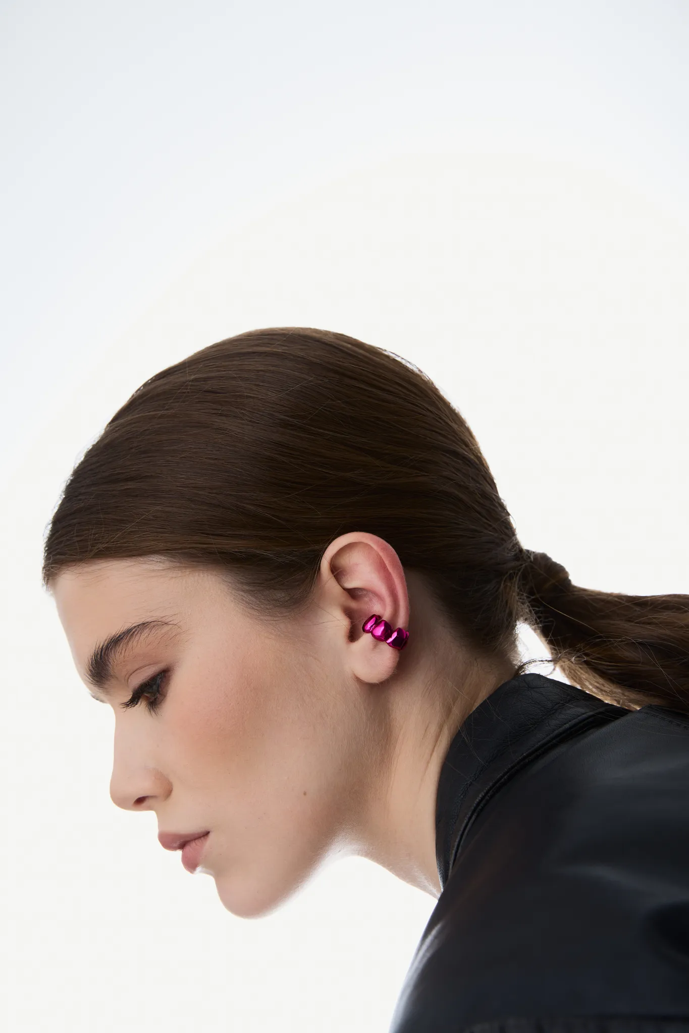 Серебряная серьга-кафф «Цыпа» fuchsia
