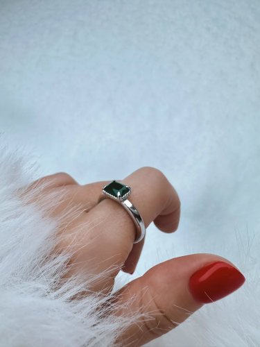 Серебряное кольцо «Змеиная натура» с зеленым агатом