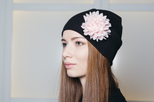В-013 Двухслойная шапка с текстильным цветком черный