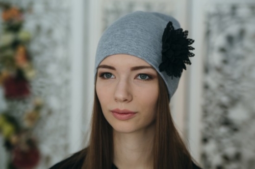  В-013 Двухслойная шапка с текстильным цветком серый меланж