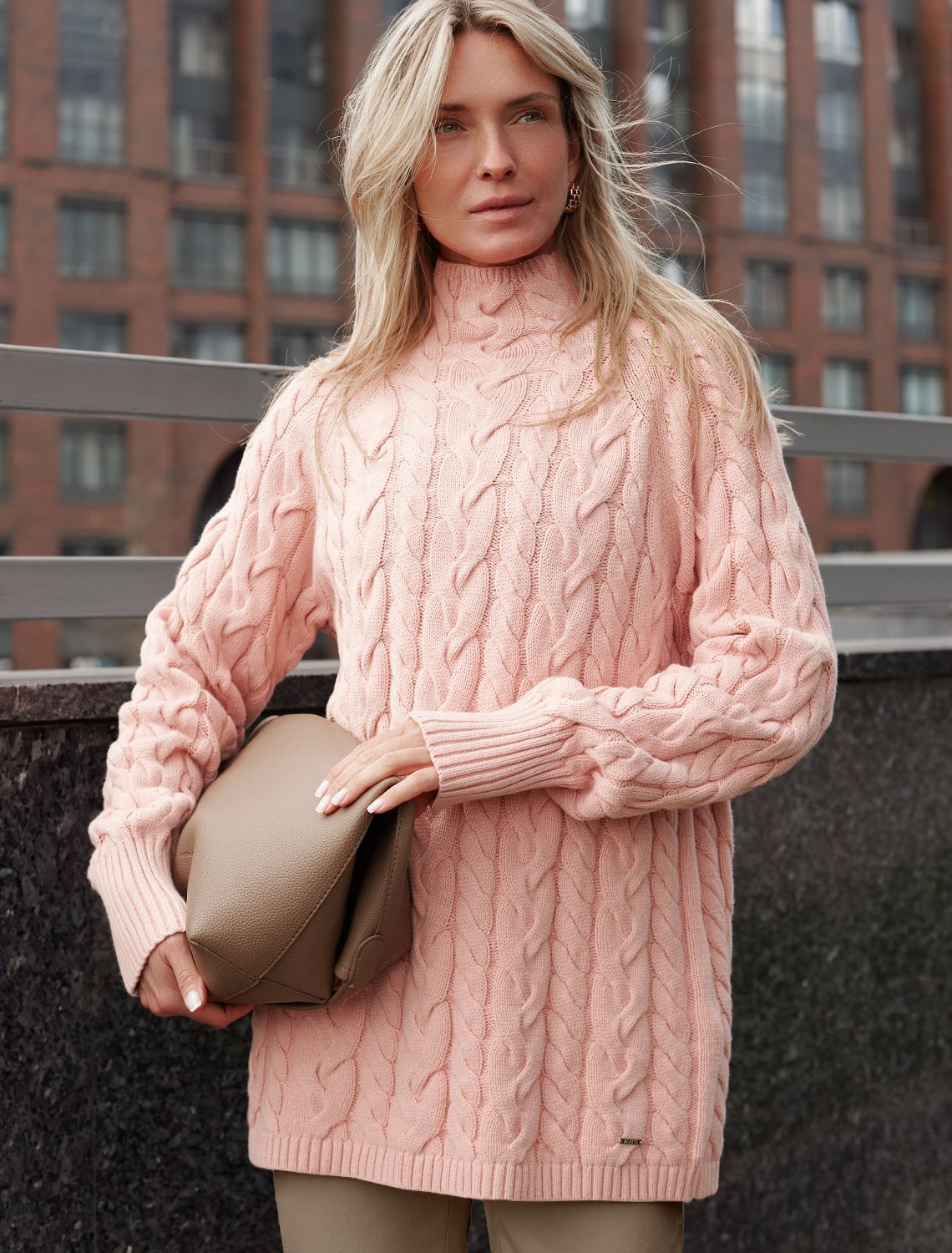 Удлиненный свитер фактурной вязки с узором косы D34.188 пудровый