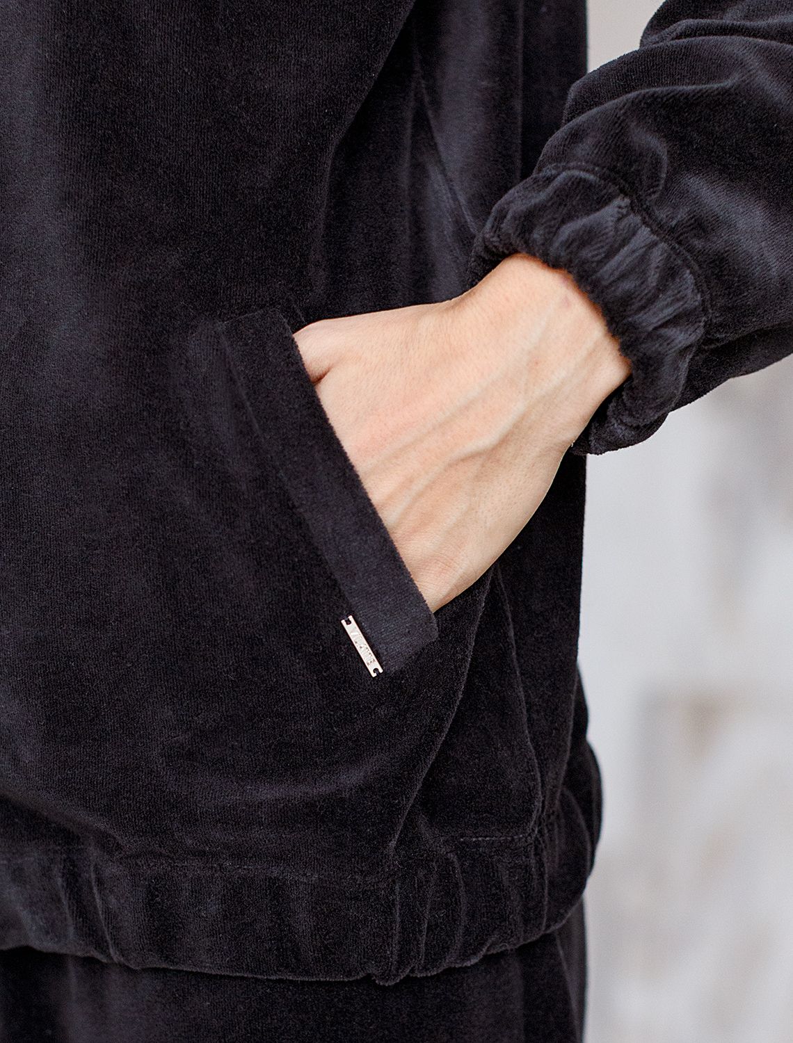 Худи из бархатистого велюра D49.053 черный