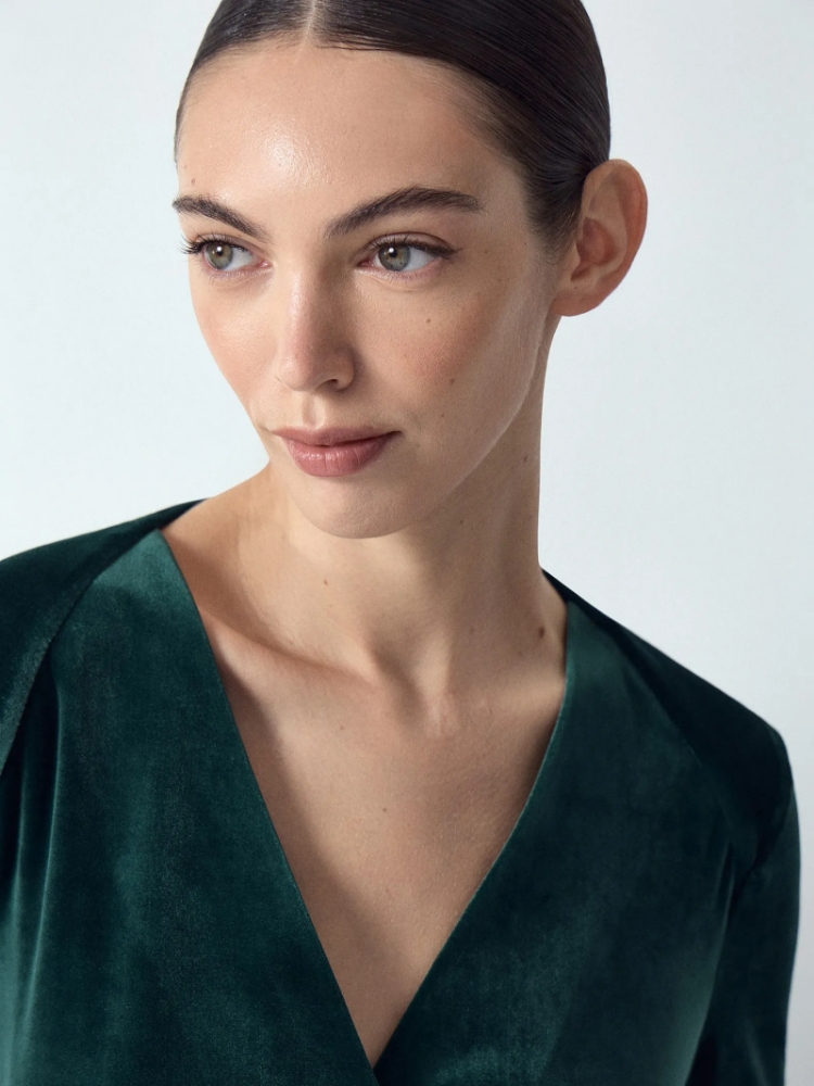 Платье макси из бархата ,
96% полиэстер, 4% эластан ,