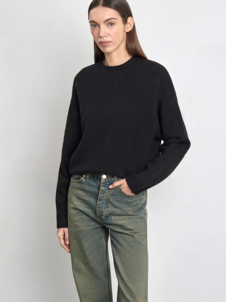 Джемпер из вискозного трикотажа с добавлением шерсти ,
46% полиэстер, 44% акрил, 5% шерсть, 5% спандекс ,