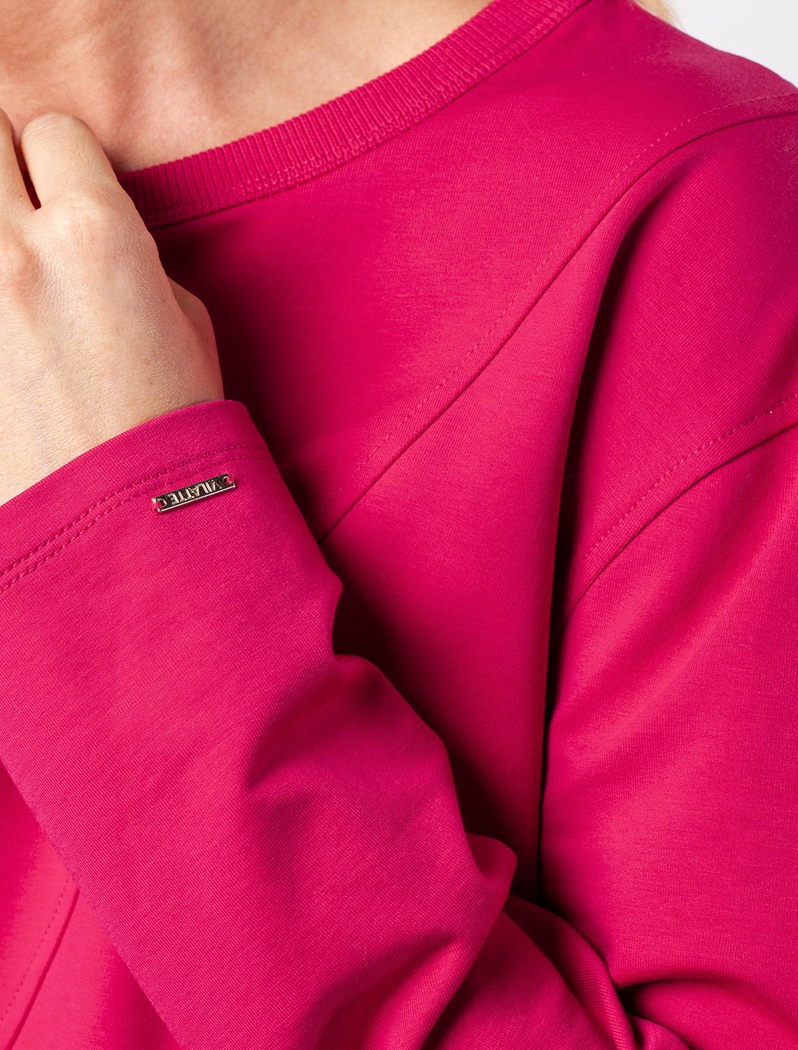 Ст.цена 1590р Джемпер из тонкого премиального футера с эластаном D49.946 viva magenta