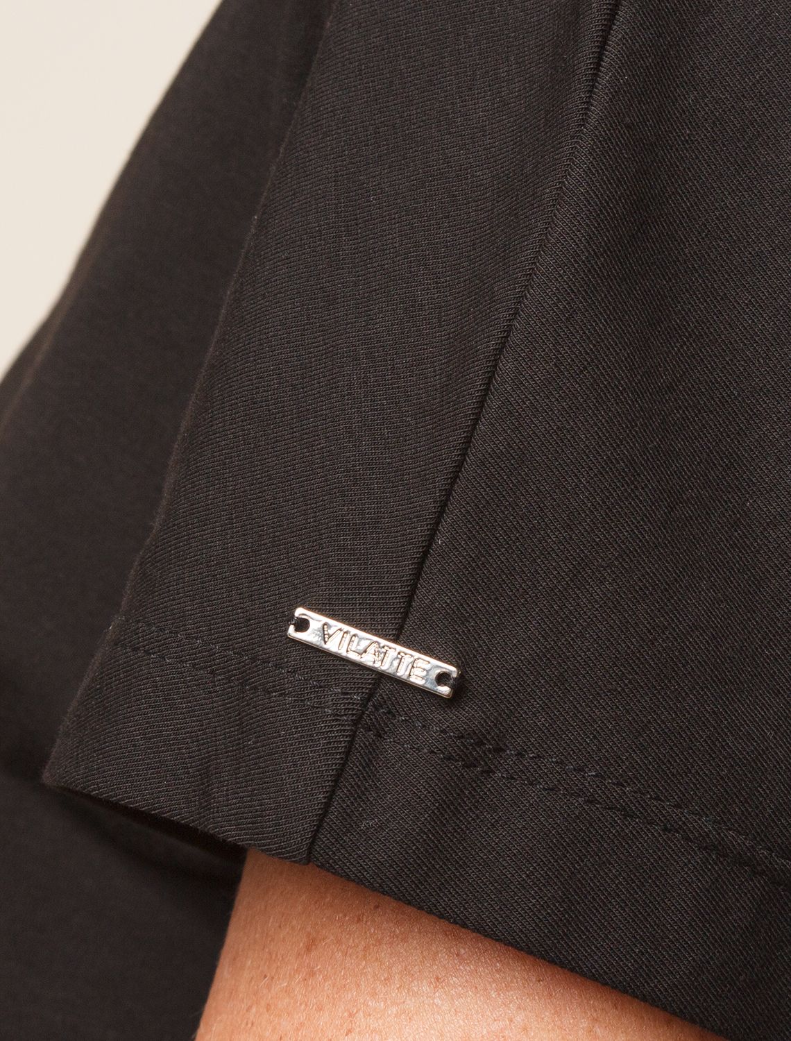 Ст.цена 1290р Футболка из премиального хлопка с ассемитричным низом D49.051 черный