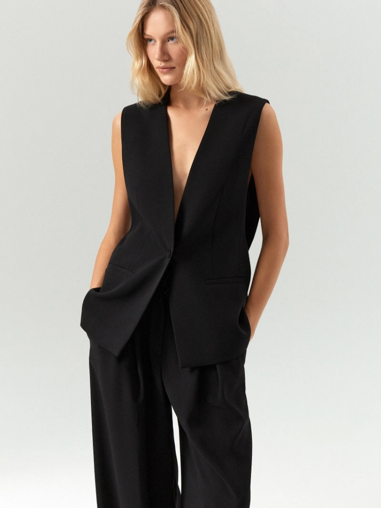 Жилет свободного кроя ,
55% вискоза, 45% полиэстер ,