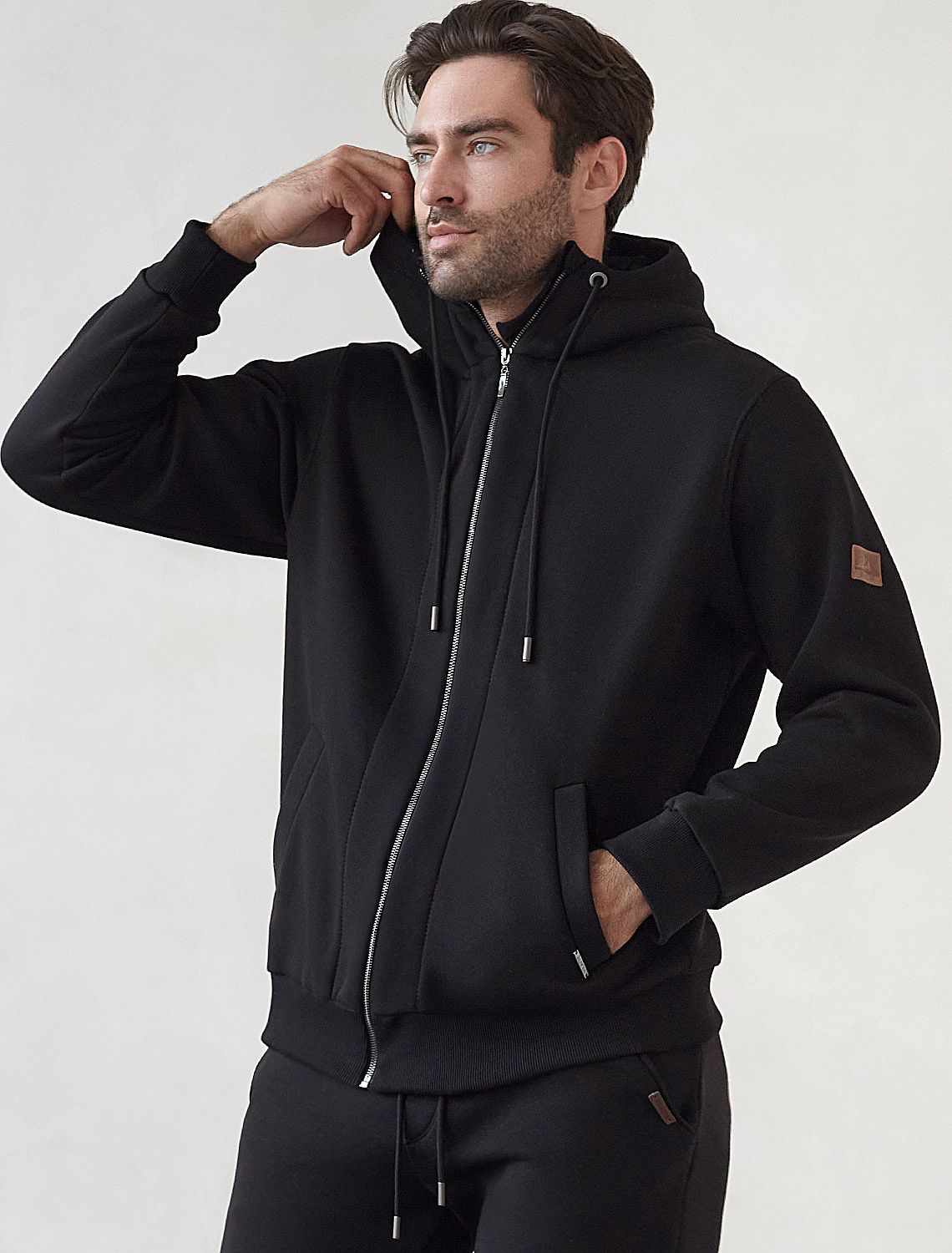 Ст.цена 3990р Худи на молнии из премиального футера трехнитки с начесом U49.037 черный
