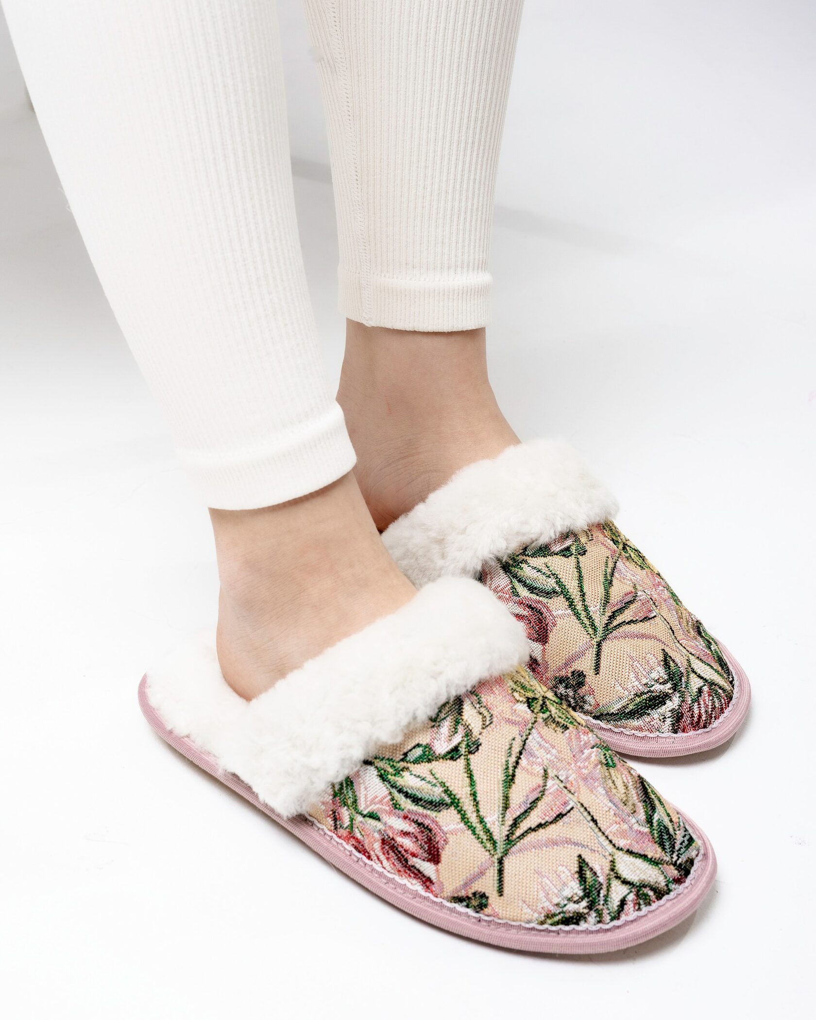 Тапочки из овчины и гобелена