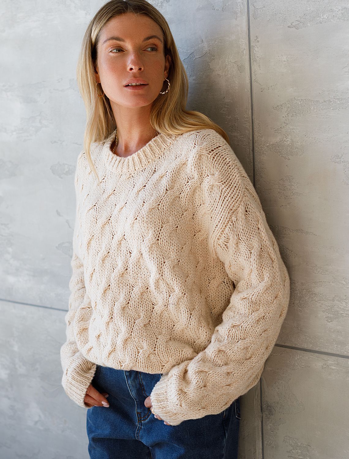 Джемпер крупной вязки из уютной пряжи с ангорой и мохером D39.333 овсяный меланж