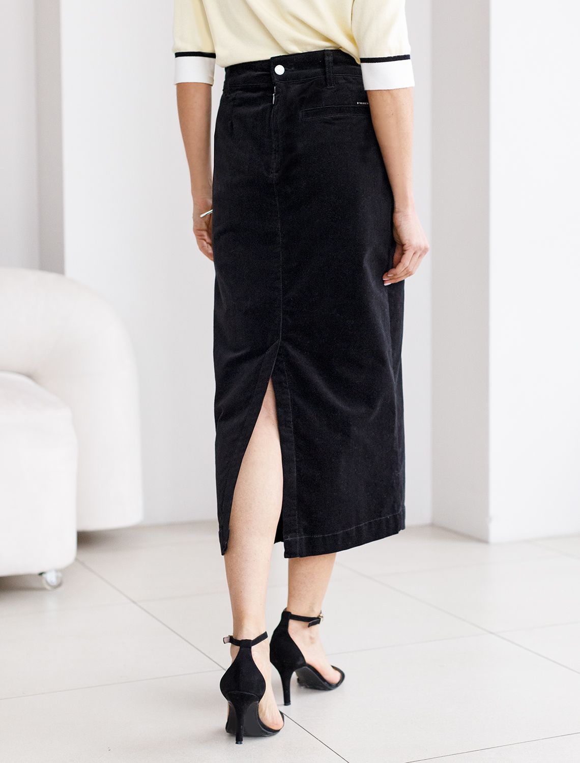 Юбка-карандаш из эластичного микро-вельвета D26.191 черный